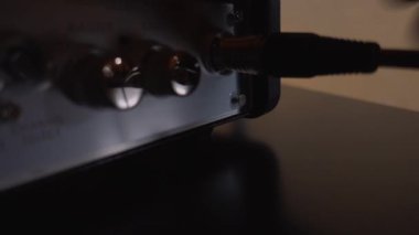 Enstrümantal bir gitar amfisini açmak ve sesi ayarlamak: Yakın plan