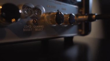 Enstrümantal bir gitar amfisini açmak ve sesi ayarlamak: Yakın plan