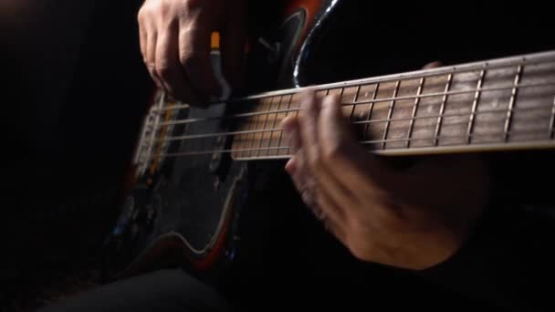 Músico Toca Baixo Guitarra Fundo Escuro Fechar — Vídeo de Stock
