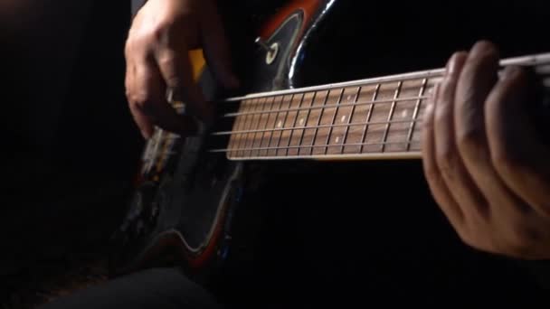 Музикант Грає Бас Гітарі Темний Фон Крупним Планом — стокове відео