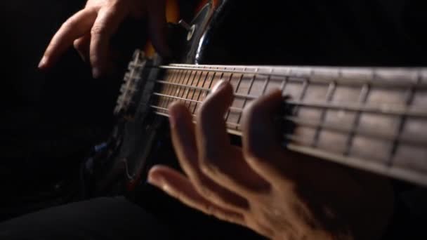 Músico Toca Baixo Guitarra Fundo Escuro Fechar — Vídeo de Stock