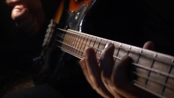 Musicien Joue Guitare Basse Fond Sombre Gros Plan — Video