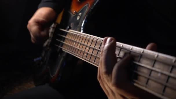 Musicien Joue Guitare Basse Fond Sombre Gros Plan — Video