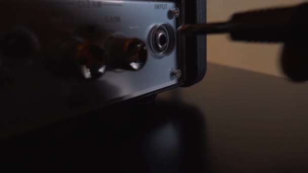 Einem Instrumentalgitarrenverstärker Drehen Und Den Sound Anpassen Nahaufnahme — Stockvideo