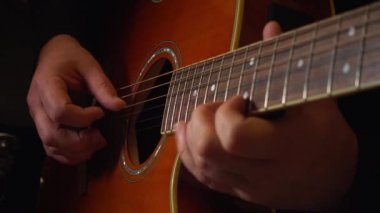 Stüdyoda gitar çalan müzisyen.