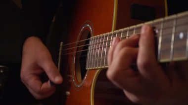 Stüdyoda gitar çalan müzisyen.