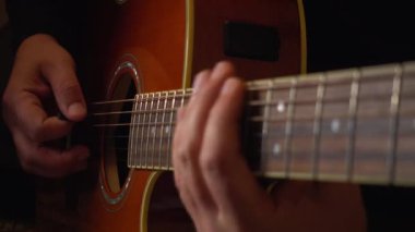 Stüdyoda gitar çalan müzisyen.