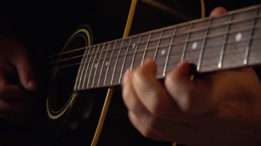 Stüdyoda gitar çalan müzisyen.