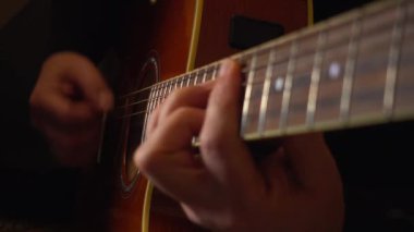 Stüdyoda gitar çalan müzisyen.