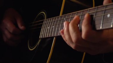 Stüdyoda gitar çalan müzisyen.