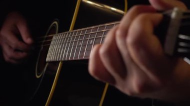 Stüdyoda gitar çalan müzisyen.