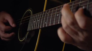 Stüdyoda gitar çalan müzisyen.