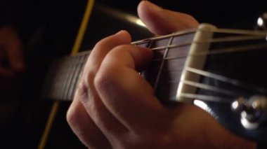 Stüdyoda gitar çalan müzisyen.