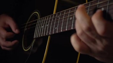 Stüdyoda gitar çalan müzisyen.