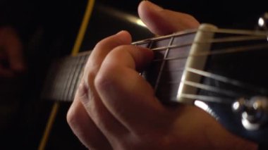 Stüdyoda gitar çalan müzisyen.