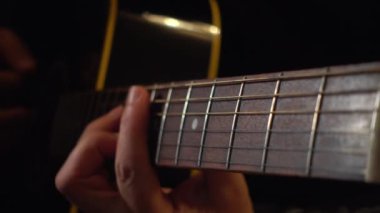 Stüdyoda gitar çalan müzisyen.