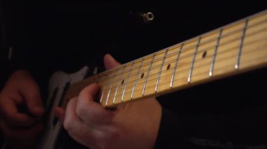 Stüdyoda gitar çalan müzisyen.