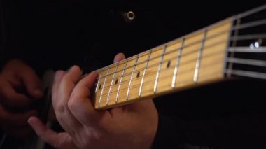 Stüdyoda gitar çalan müzisyen.