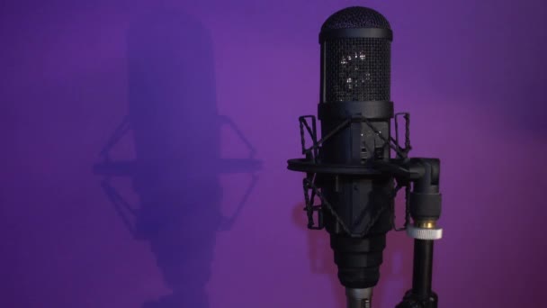 Stüdyo Mikrofonu Renk Arkaplanı — Stok video