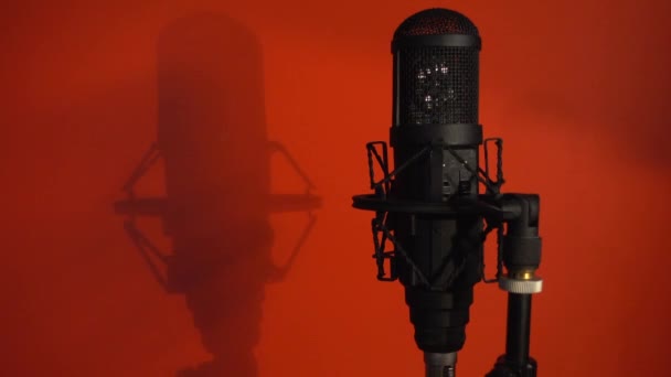 Mikrofon Studio Warna Latar Belakang — Stok Video