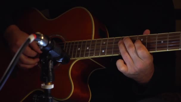 Музикант Грає Гітарі Студії Біля Мікрофона — стокове відео