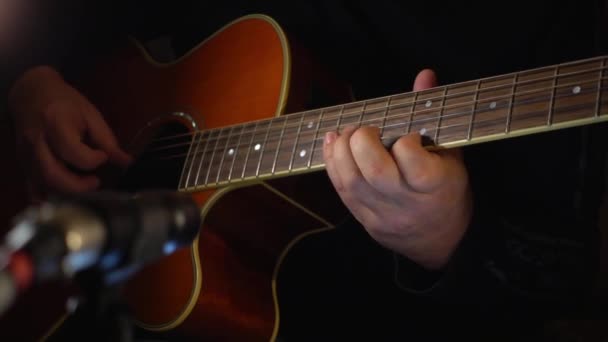 Músico Tocando Guitarra Estudio Cerca Del Micrófono — Vídeos de Stock