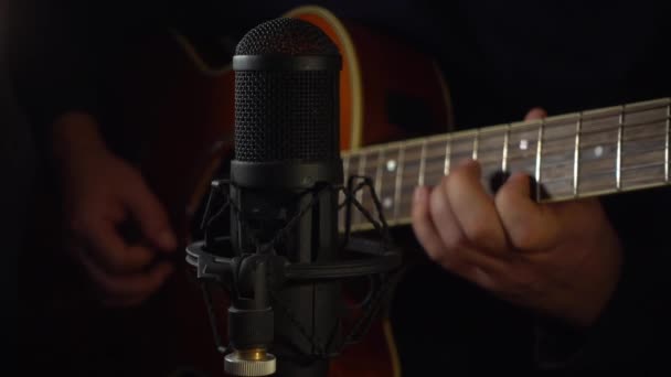 Hudebník Hrající Kytaru Studiu Poblíž Mikrofonu — Stock video