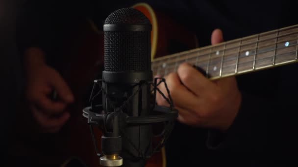 Muzikant Die Gitaar Speelt Studio Bij Microfoon — Stockvideo