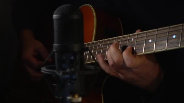 Músico Tocando Guitarra Estudio Cerca Del Micrófono — Vídeo de stock