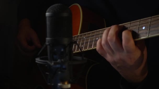 Musiker Spielt Gitarre Studio Der Nähe Des Mikrofons — Stockvideo