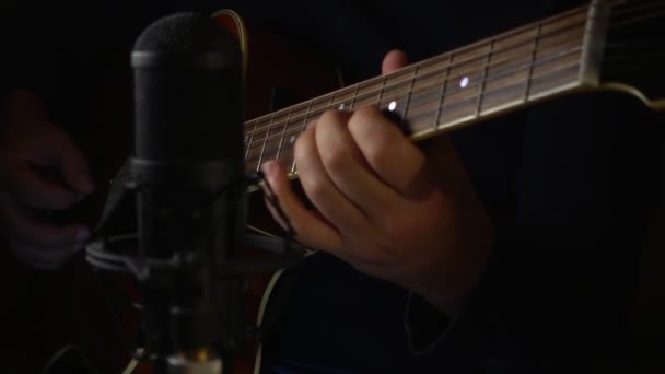 Músico Tocando Guitarra Estudio Cerca Del Micrófono — Vídeo de stock