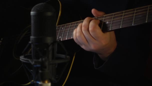 Muzikant Die Gitaar Speelt Studio Bij Microfoon — Stockvideo