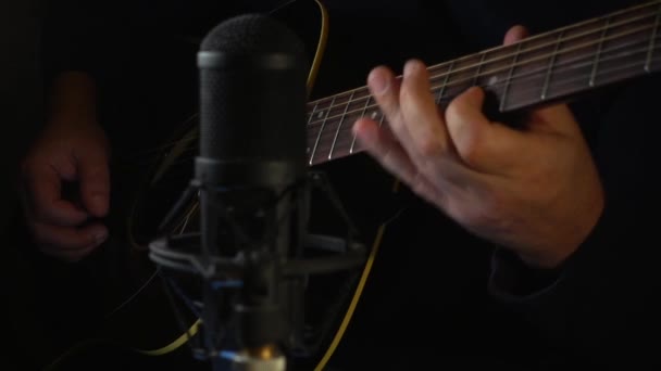 Muzikant Die Gitaar Speelt Studio Bij Microfoon — Stockvideo