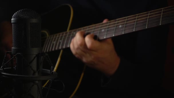 Muzyk Gra Gitarze Studio Przy Mikrofonie — Wideo stockowe