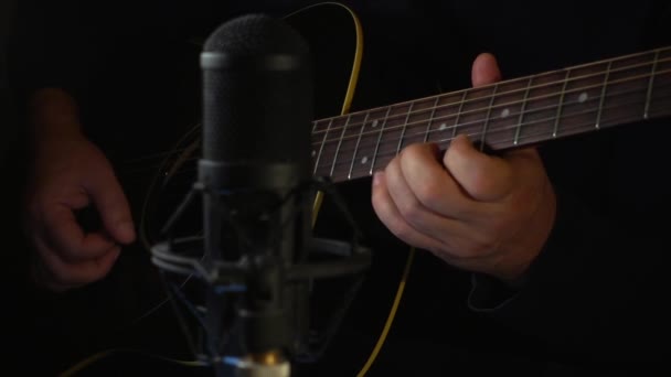 音乐家在话筒附近的录音室弹吉他 — 图库视频影像
