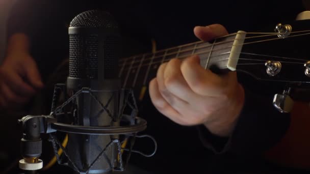 Músico Tocando Guitarra Estúdio Perto Microfone — Vídeo de Stock