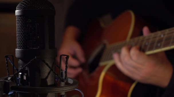 Músico Tocando Guitarra Estúdio Perto Microfone — Vídeo de Stock