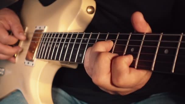 Músico Tocando Guitarra Branca Estúdio — Vídeo de Stock