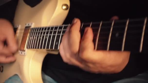 Músico Tocando Guitarra Blanca Estudio — Vídeos de Stock