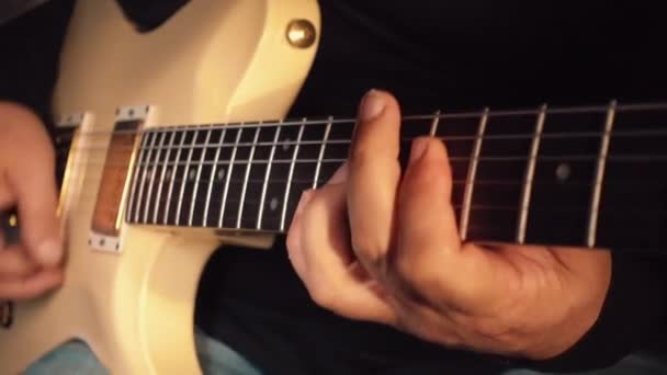 Stüdyoda Beyaz Gitar Çalan Müzisyen — Stok video