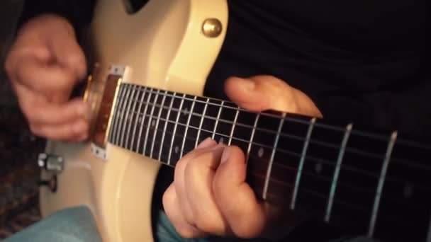 Músico Tocando Guitarra Blanca Estudio — Vídeo de stock