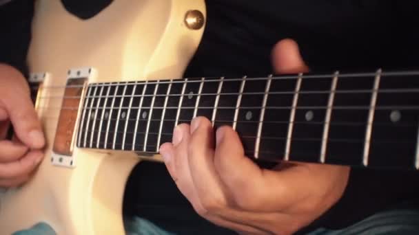 Músico Tocando Guitarra Branca Estúdio — Vídeo de Stock