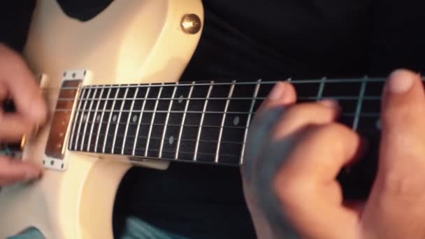 音乐家在演播室弹奏白色吉他 — 图库视频影像