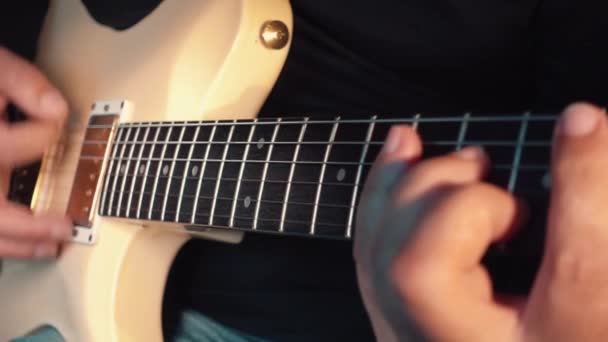 Músico Tocando Guitarra Branca Estúdio — Vídeo de Stock