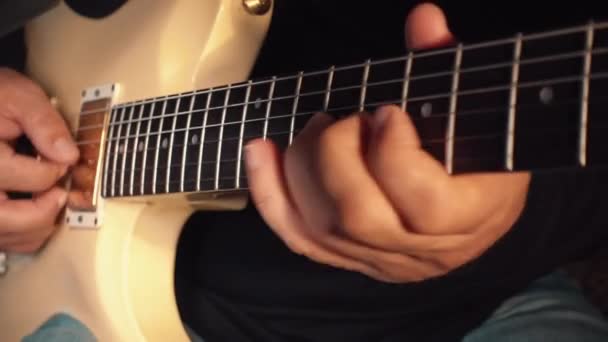 Musiker Spielt Weiße Gitarre Studio — Stockvideo