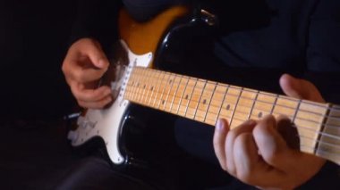 Stüdyoda gitar çalan müzisyen.