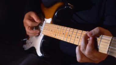 Stüdyoda gitar çalan müzisyen.