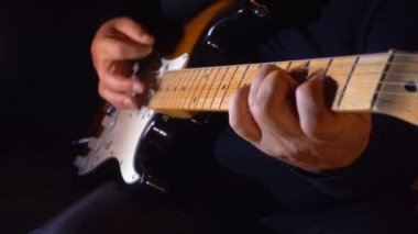 Stüdyoda gitar çalan müzisyen.