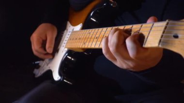 Stüdyoda gitar çalan müzisyen.