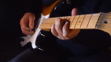 Stüdyoda gitar çalan müzisyen.